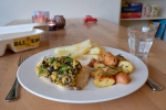Tilapiafilet met Provençaalse roomsaus of Spinaziecarré, met rosevalaardappeltjes en knolselderijfrietjes